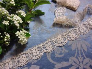 Jolie dentelle ancienne réalisée à la main, trèfles à 4 feuilles