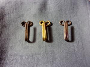 3 très gros crochets anciens métalliques ( 4 cms) pour cape