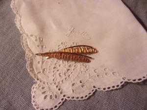 Jolie broche ancienne ou vintage en plaqué