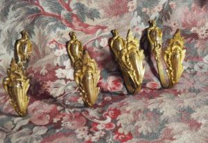 2 paires de porte-embrasses anciens en bronze, patères