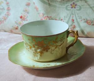 2 très jolies tasses anciennes à thé en porcelaine 1900