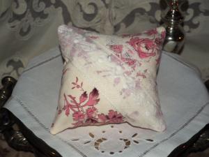 Charmant petit coussin porte-épingles, en tissu, dentelles et broderies anciennes  , ou coussin de porte