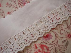 Fine broderie anglaise ancienne réalisée à la main 2 mètres , trou-trou