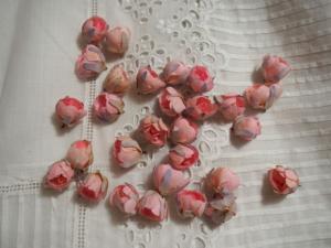 Un lot de mini roses anciennes en tissu