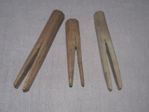 3 pinces à linge très  anciennes en bois. épingles à linge,19 ème ou pinces à linge