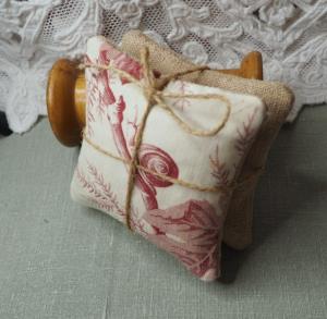 2 petits coussins, tissus anciens , avec lavande, petit escargot