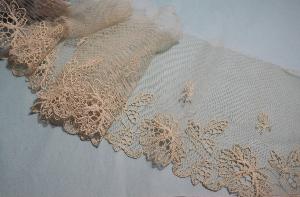 large volant ancien, tulle rebrodé, dentelle ancienne