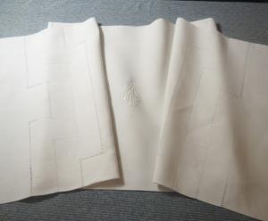 Grande housse ancienne de traversin monogrammée MD, chemin de table  140 x 42 cm