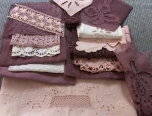  lot éléments anciens violine, rose foncé  et rose poudré, pour créations textiles, scrapbooking, patchwork, dentelles anciennes , broderies anciennes ****