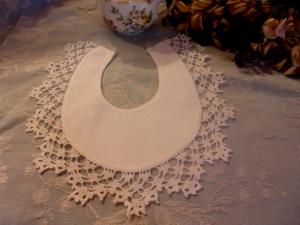 joli bavoir ancien , dentelle, bébé, poupée, collection, layette ancienne