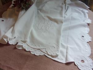 TRES BEAU REVERS DE DRAP ANCIEN BRODE ET MONOGRAMME CV