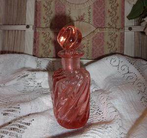 joli flacon ancien torsadé verre rose, toilette, style baccarat