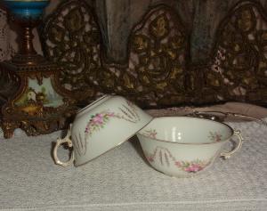  2 SUPERBES TASSES ANCIENNES EN PORCELAINE ...19 EME. DECOR DE ROSES