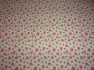  TISSU ANCIEN OU VINTAGE MINI ROSES. POUPEE