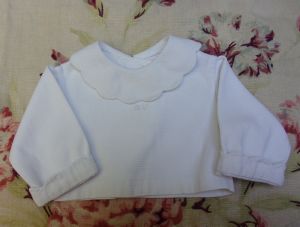  PETIT CHEMISIER ANCIEN OU BRASSIERE POUR BEBE OU POUPEE . PETITE TAILLE