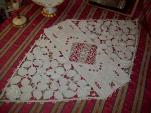 BEAU CENTRE DE TABLE ANCIEN . ROSES. BRODERIE ET DENTELLE  ***