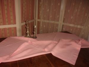 Nappe ancienne en lin  130 x 130 cms, lin rose , coloris d'origine, nappe carrée