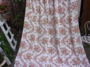  Beau grand rideau ancien ou vintage , tissu fleuri, jolis coloris