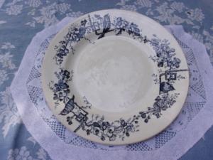 Grand plat ancien en faïence, décor de fleurs et d'oiseaux 