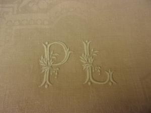 Beau monogramme ancien PL sur une grande serviette . Jaune doux,,,, ref /E/