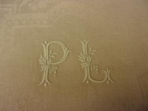 Beau monogramme ancien PL sur une grande serviette . Jaune doux