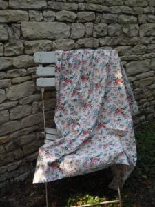 Housse ancienne d'édredon en tissu fleuri, campagne