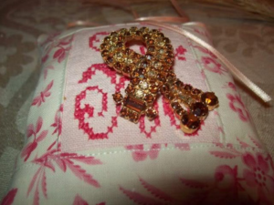 Une jolie broche vintage fantaisie, couture, ancienne