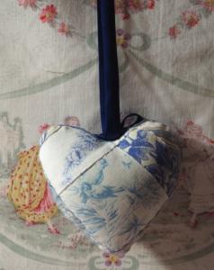 Petit coussin de porte ou pique-épingle en tissus anciens, coloris à dominance bleue, oiseau