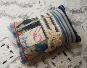 Coussin tissus anciens , lavande, coloris bleus , 20 x 13 cm