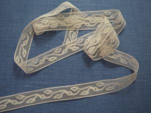 fine dentelle ancienne, petites feuilles