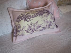 Coussin , rare tissu ancien " la belle au bois dormant "