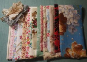 Un lot de tissus anciens pour créations et dentelles anciennes, patchwork , scrapbooking, livre textile