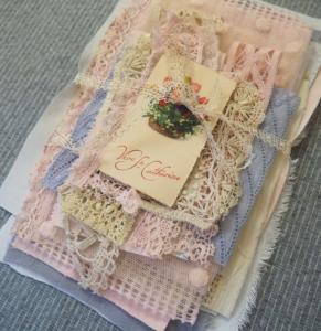 Lot de tissus anciens, dentelles et broderies anciennes pour créations textiles
