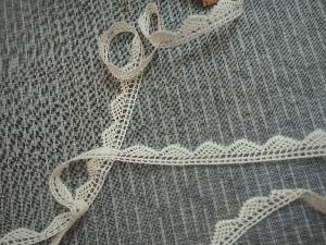 Fine dentelle ancienne festonnée 2,80 mètres