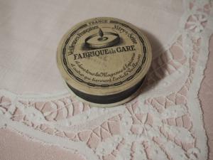 Jolie petite boite ancienne de veilleuses pour lampe à huile , collection, document