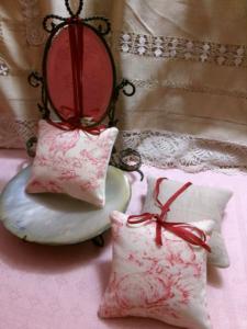 3 petits coussins porte-épingles, en tissu ancien impression toile de Jouy, moutons , coq, poules, ou coussin de porte