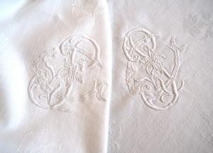 grande nappe ancienne en damassé avec 2 beaux monogrammes brodés main, CP