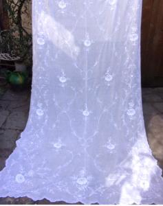 Grand et long rideau blanc ancien brodé , broderie Cornely
