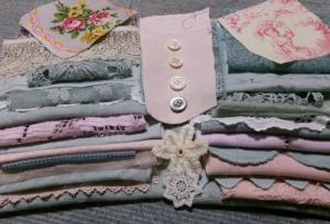 Bon lot éléments anciens pastels , pour créations textiles, scrapbooking, patchwork, dentelles anciennes , broderies anciennes