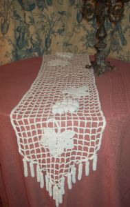 GRAND CHEMIN DE TABLE ANCIEN ART DECO RAISINS PAMPILLES