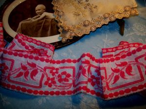  TISSU ANCIEN BANDE FLEURIE TISSEE DE ROUGE REUTILISATION