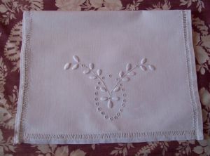  jolie pochette lingerie ancienne en lin , avec une belle broderie réalisée à la main avec un grand relief