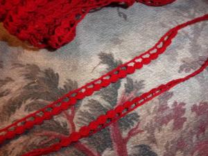 Un petit galon rouge ancien , 3 mètres, dentelle rouge