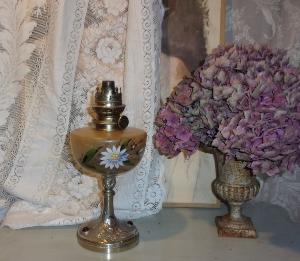 JOLIE LAMPE A PETROLE ANCIENNE EN VERRE EMAILLE
