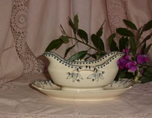 Belle saucière ancienne en faïence Sarreguemines et Digoin