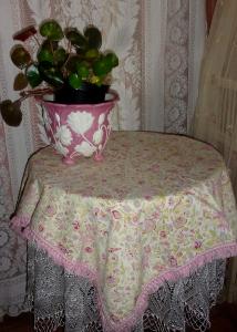  RAVISSANTE PETITE NAPPE EN TISSU ANCIEN FLEURI. 