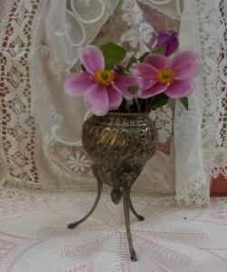 Petite coupe ou petit vase ancien, guirlandes de fleurs