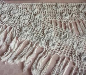  Un grand bandeau ancien en crochet d'art, pour rideau ou déco, largeur 1,30 mètre