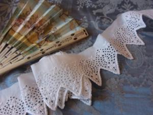 Jolie broderie anglaise réalisée à la main pour poupée