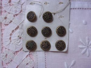 4 boutons anciens , motifs de fleurs ( métal)